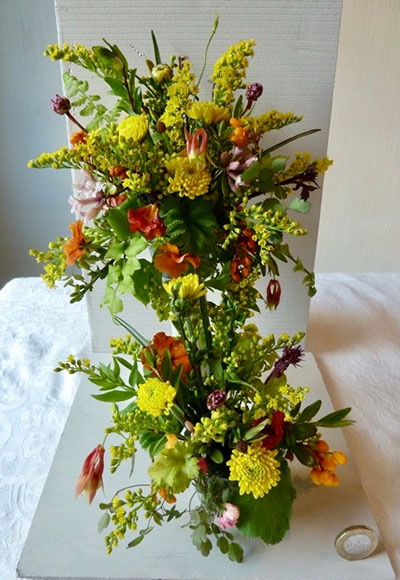 Ingrid Rhind's flower arrangement in the Summer hues class of the Royal Cheshire County 'Virtual' Show 2021